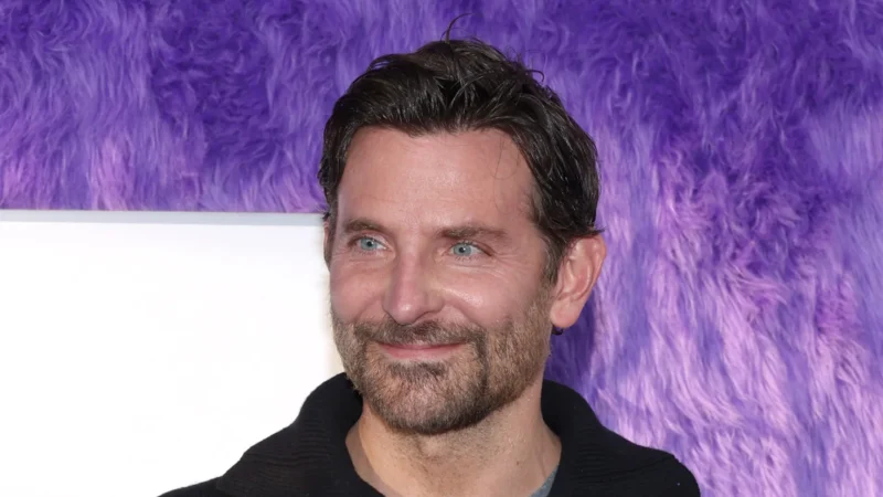 Bradley Cooper chama atenção com visual em nova série