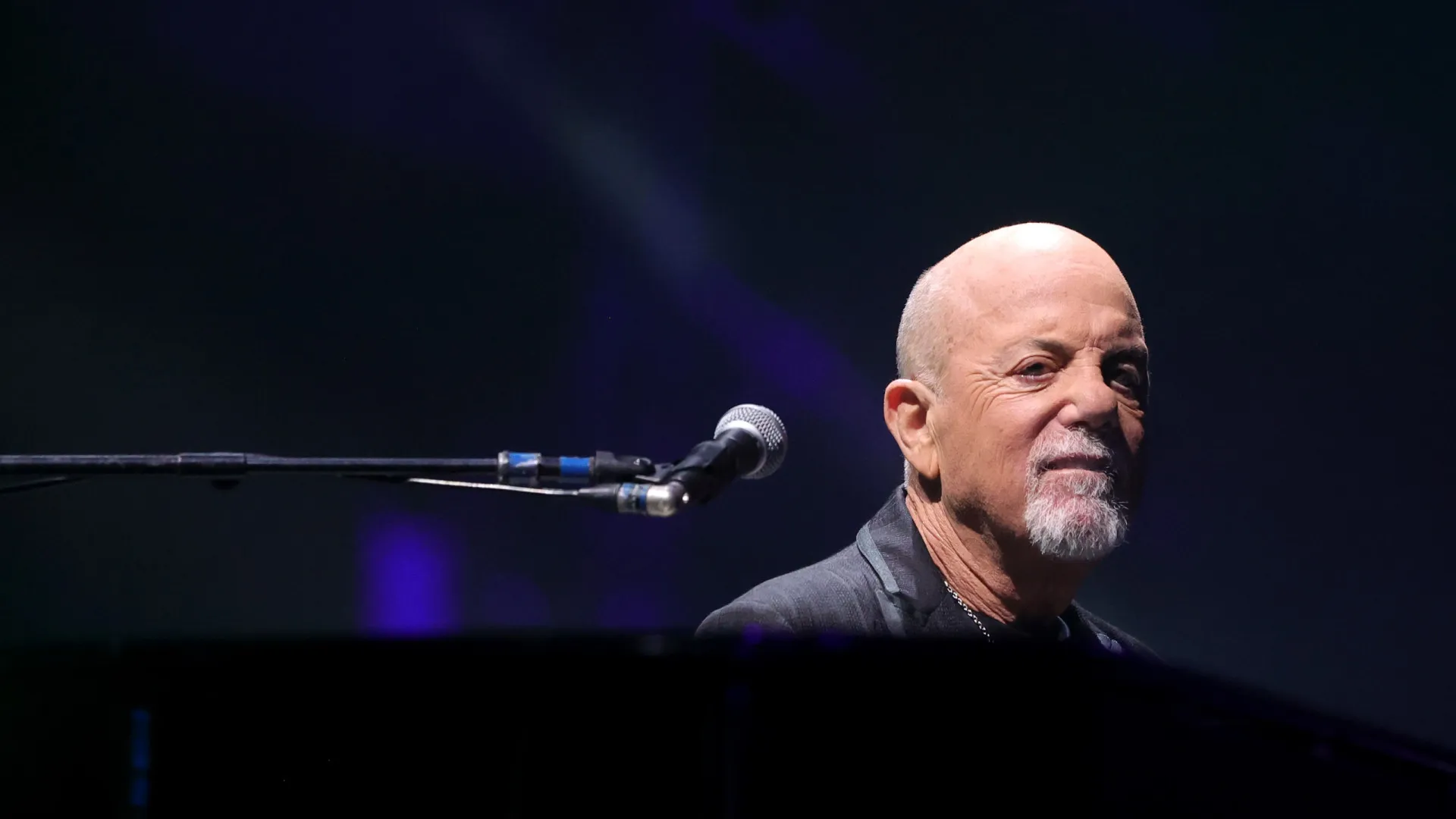 Billy Joel sofre queda no palco de show nos EUA; vídeo