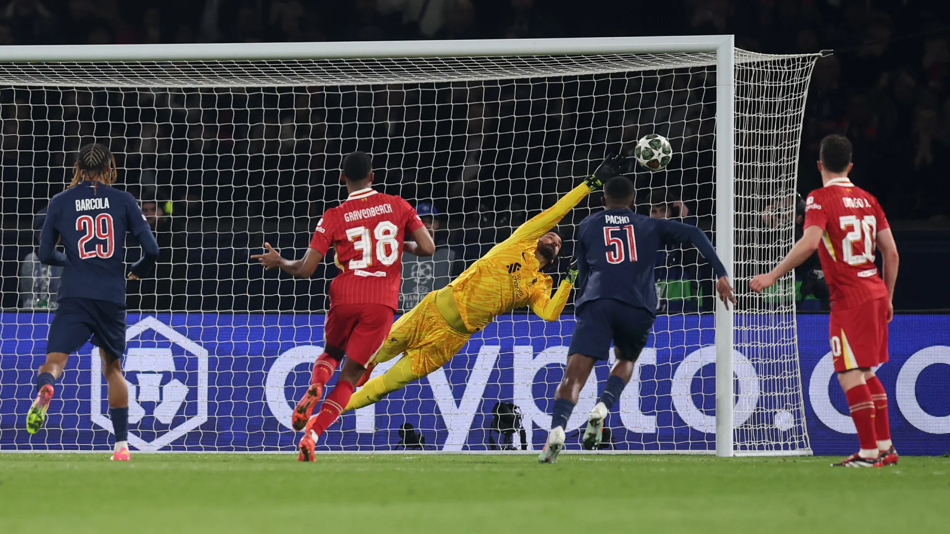 Alisson brilha na Liga dos Campeões e recebe elogios de lendas do futebol
