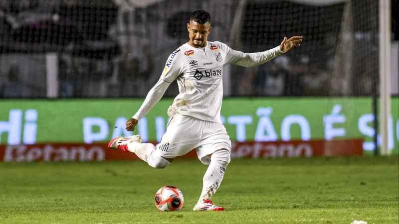 Zagueiro do Santos barrado por Diniz supera desconfiança e é ‘solução barata’