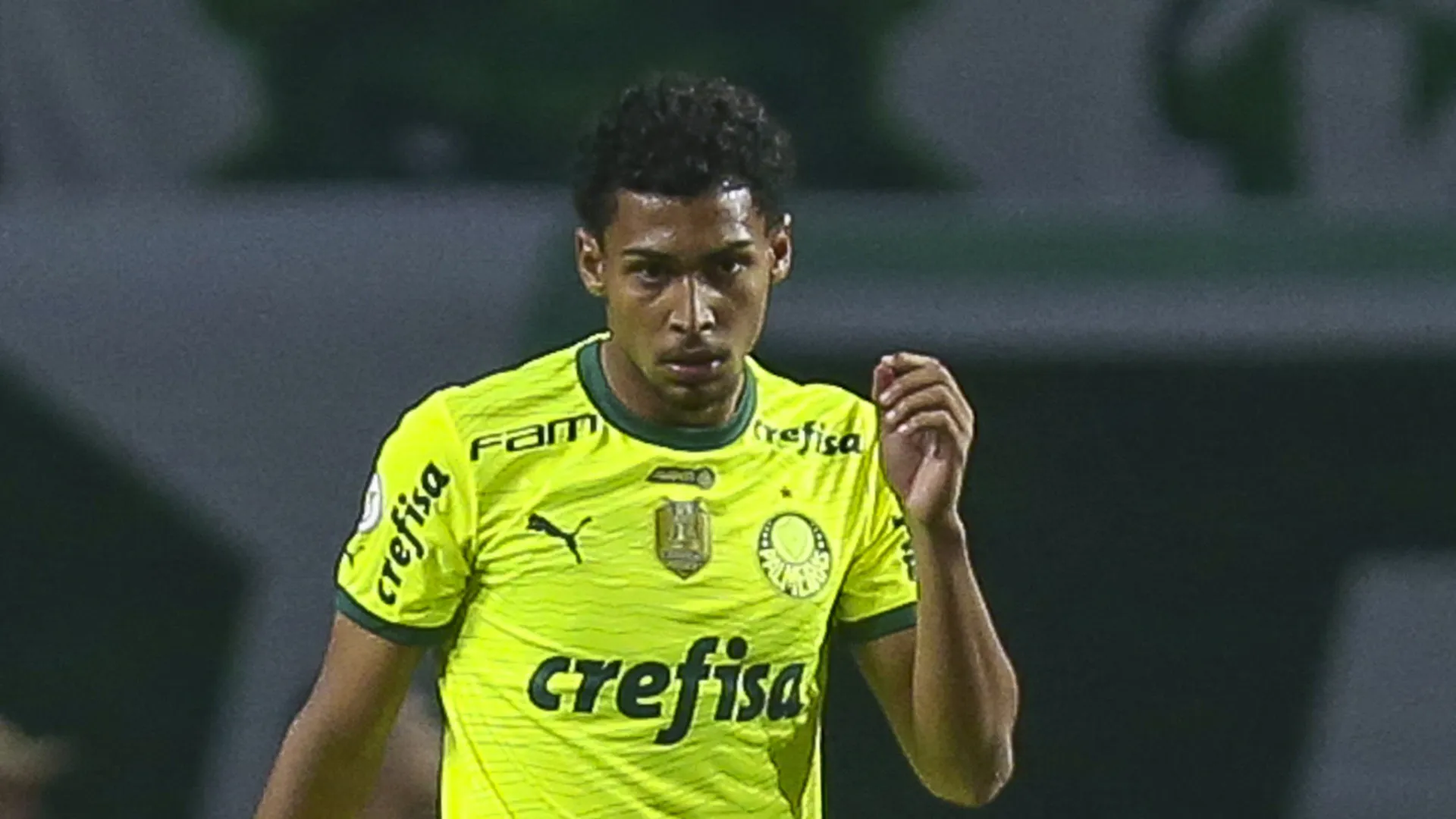 Luighi recusa convites após racismo e foca no Palmeiras