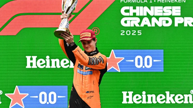 McLaren sobra e Piastri lidera dobradinha no GP da China; Bortoleto é 17º