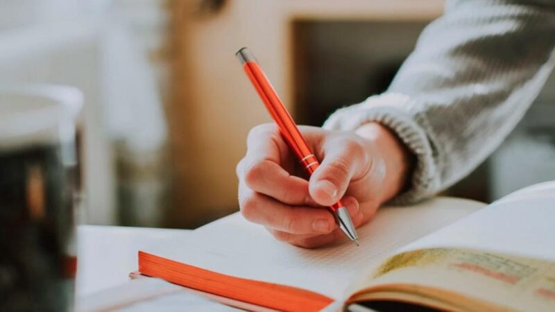 Prefeituras e universidades pagam até R$ 8 mil em seletivos