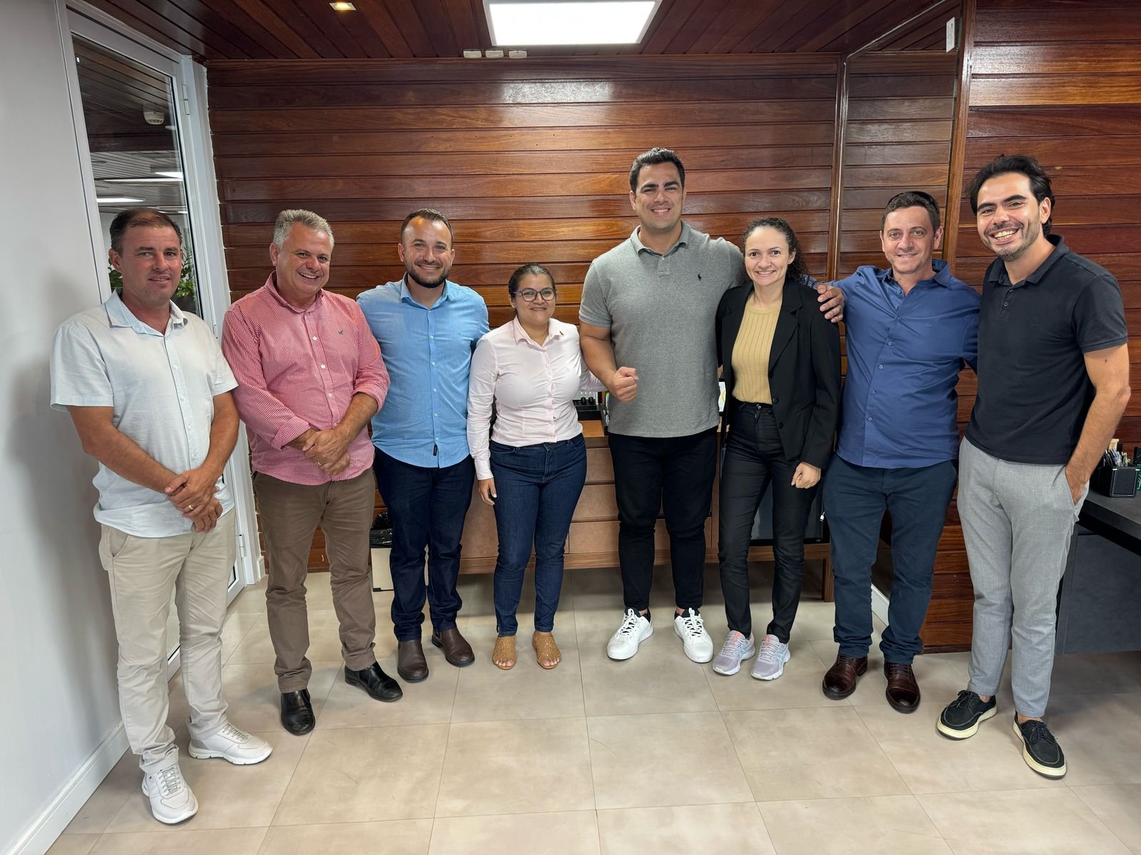 O Prefeito Casciano, acompanhado de vereadores e da coordenadora de esportes do município, esteve na SECEL