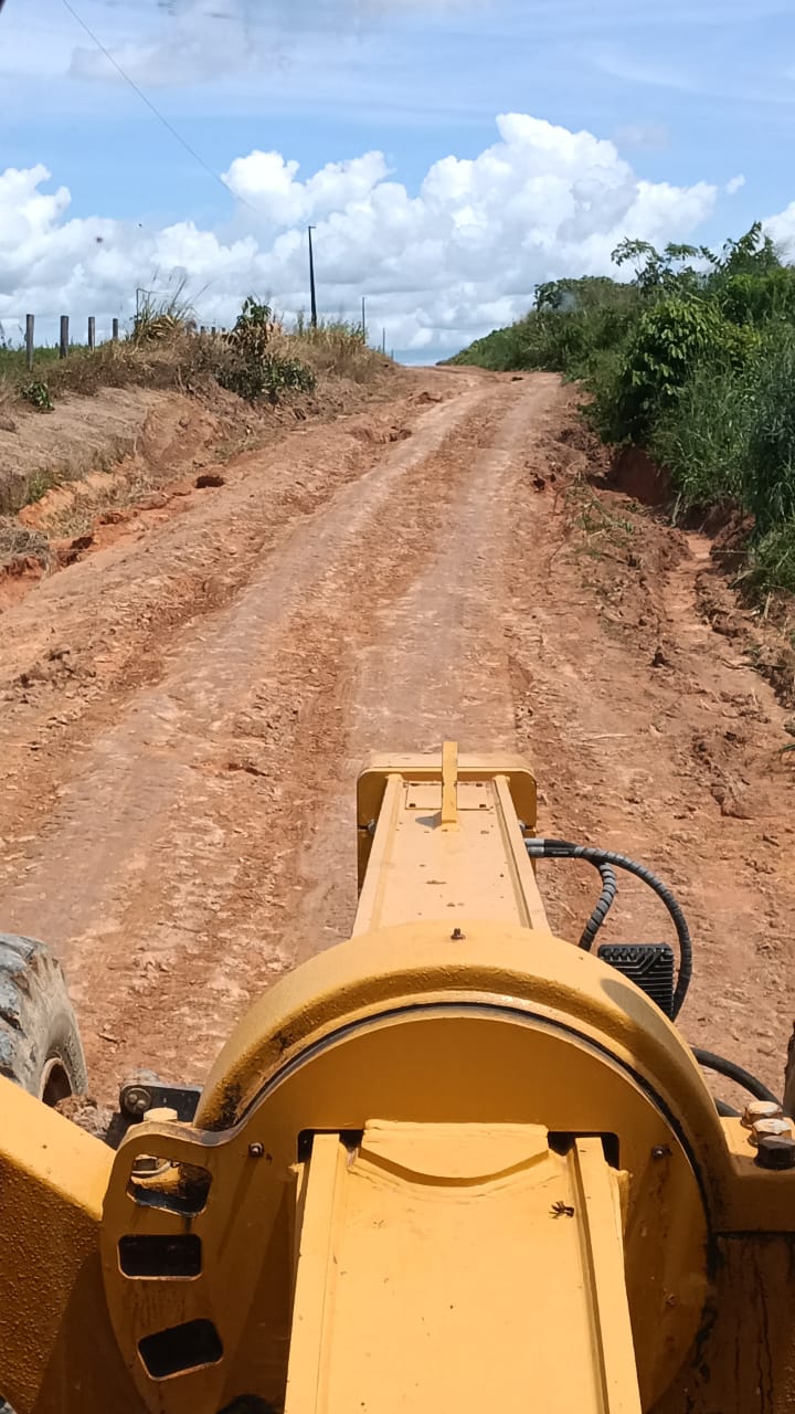 Melhorias nas estradas rurais em Novo Mundo.
