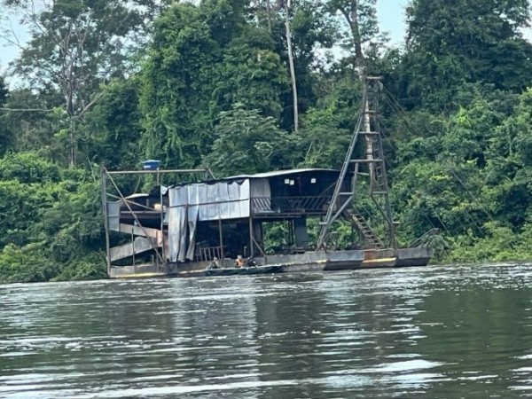 PF, Ibama e Funai combatem a mineração ilegal no Rio Teles Pires e Rio São Benedito; 17 balsas inutilizadas