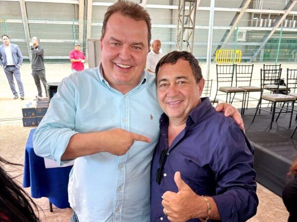 Prefeito Pascoal Alberton comemora entrega de veículo para Terra Nova do Norte