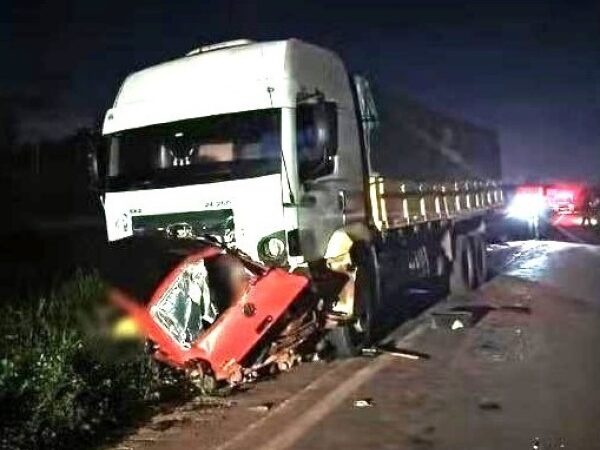 Pai, mãe e filhos: vítimas de acidente entre carro e carreta em MT são identificadas