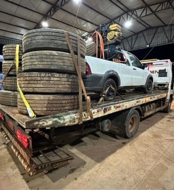 Dupla é presa em flagrante furtando pneus de carreta em posto de combustível de Sinop