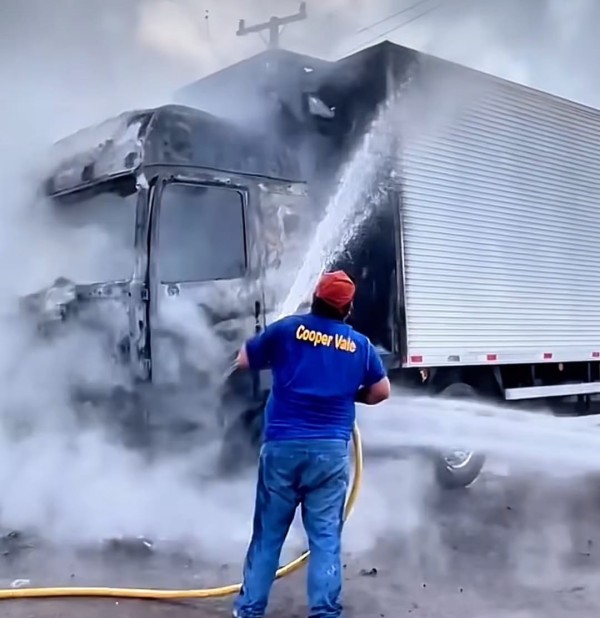 MT-320: Fogo destrói carreta após pane elétrica no veículo