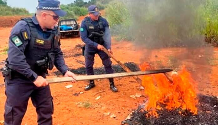 Homem encontrado queimando fios de cobre é preso em Lucas do Rio Verde