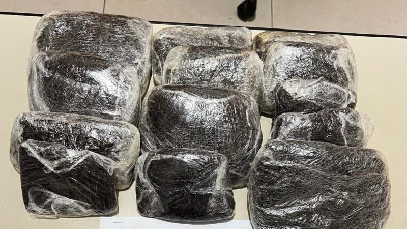 Mulheres são flagradas tentando entrar com materiais de uso proibido na PCE