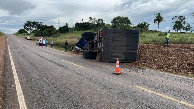 Carlinda: veículo de carga tomba na MT-320 após pane mecânica