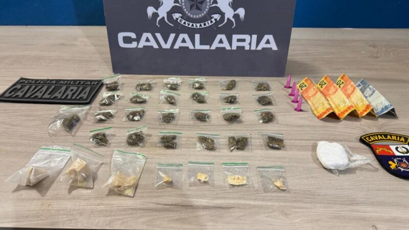 Cavalaria da PM apreende adolescente e prende homem por tráfico de drogas em Lucas do Rio Verde