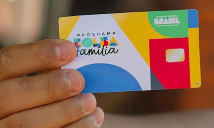 Regra do Bolsa Família fez renda do trabalho crescer mais entre os mais pobres