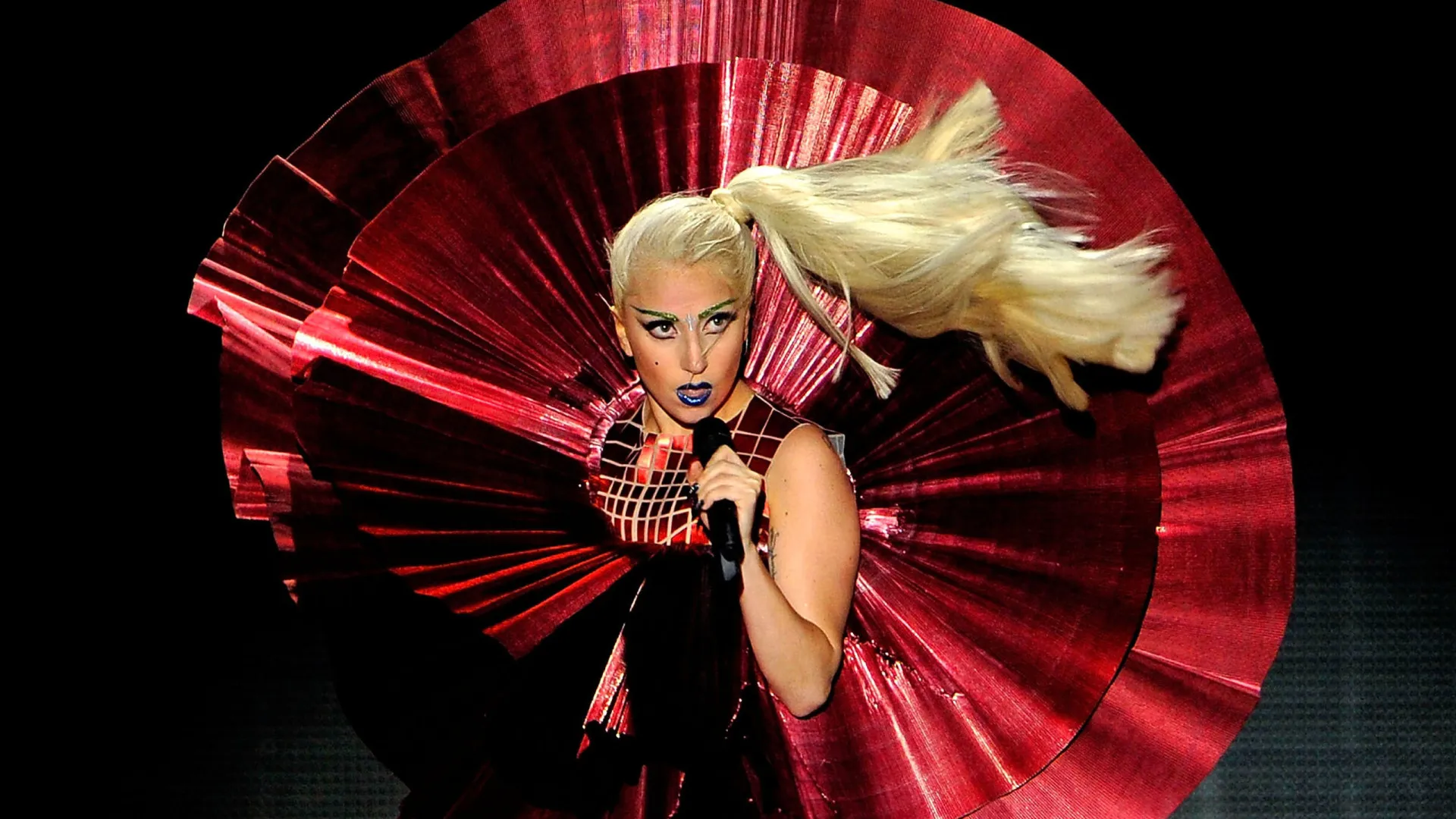 Lady Gaga tem fibromialgia e lúpus e cancelou show em 2017 durante uma crise