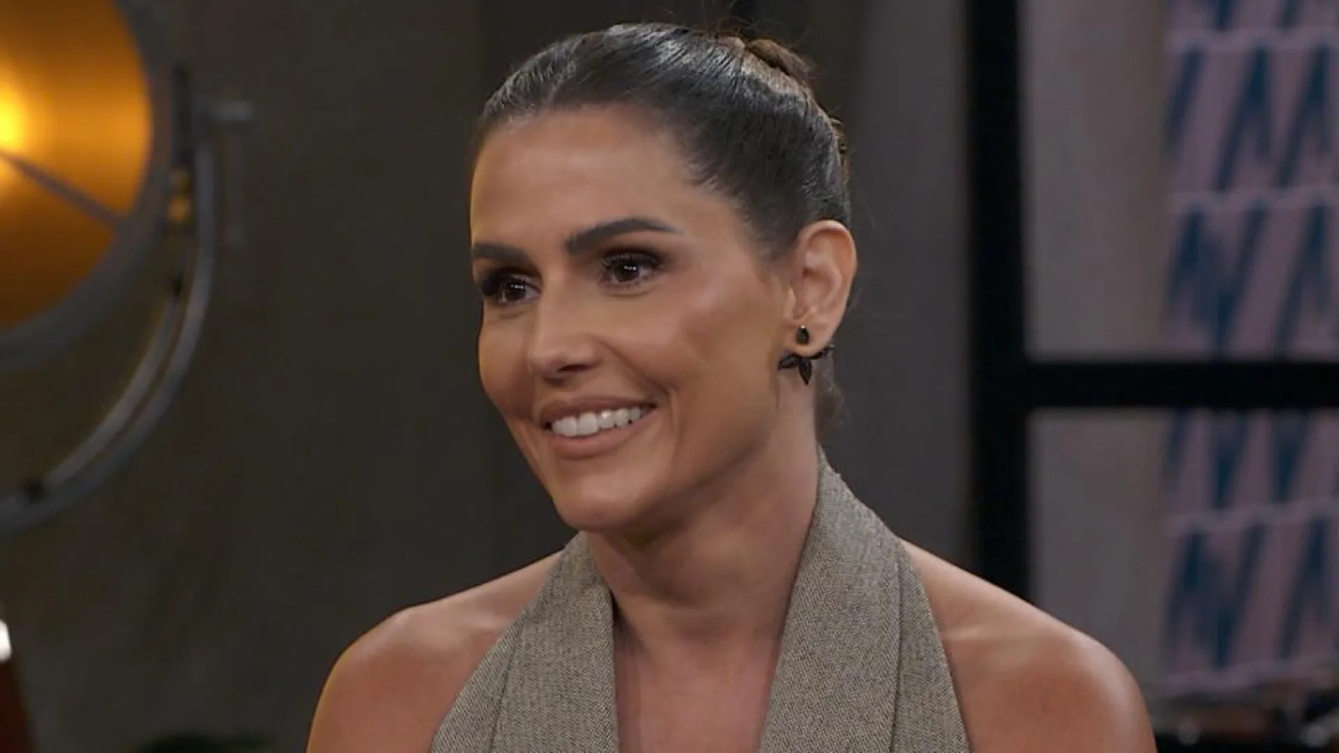 Deborah Secco afirma que não lê nada que comentam sobre ela