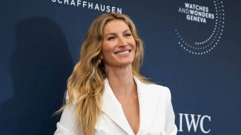 Gisele Bündchen ‘exibe’ curvas um mês após dar à luz