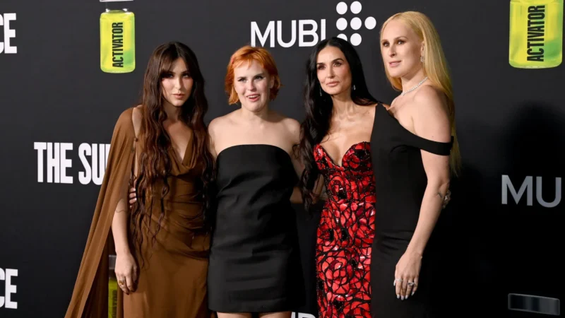 Rumer Willis revela que ainda toma banho com as irmãs e dorme com a mãe