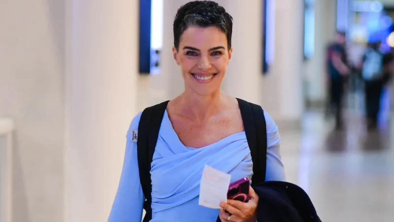 Em clique raro, Ana Paula Arósio é vista em aeroporto do Rio e tira foto com fãs