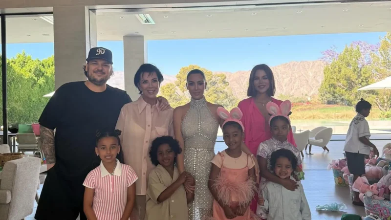Kim Kardashian se destaca com vestido transparente e cheio de cristais