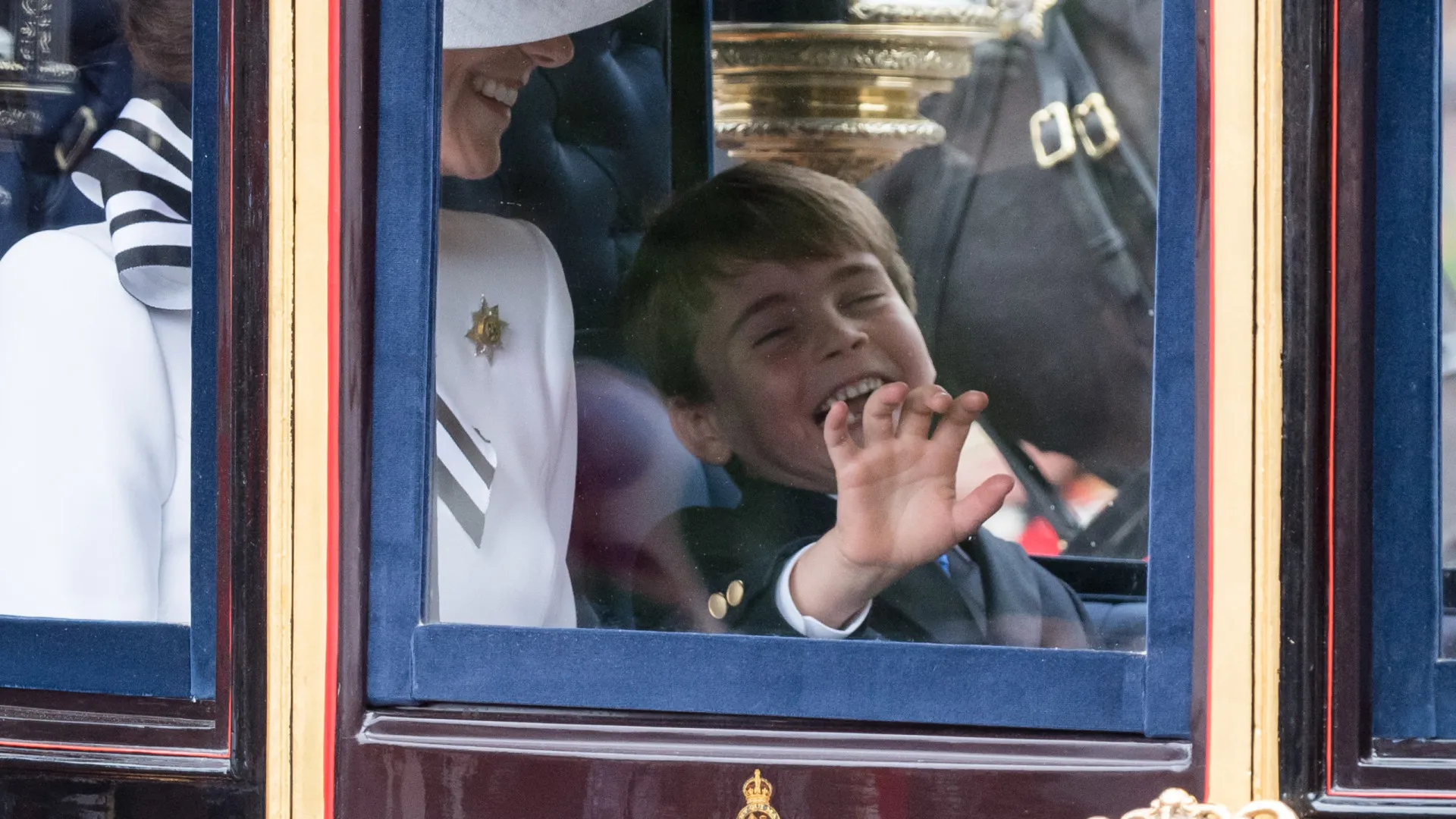 Realeza britânica divulga adorável vídeo do príncipe Louis