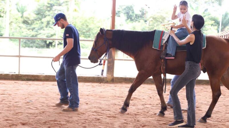 Equoterapia transforma a vida de crianças com autismo e síndrome de Down em Alta Floresta
