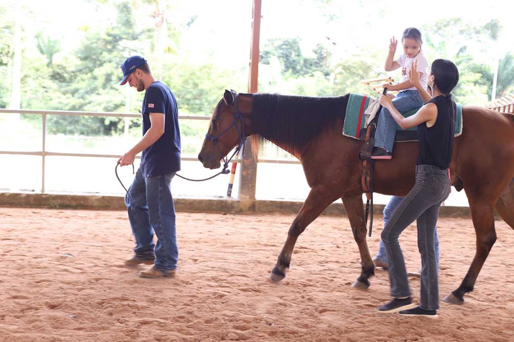Equoterapia transforma a vida de crianças com autismo e síndrome de Down em Alta Floresta