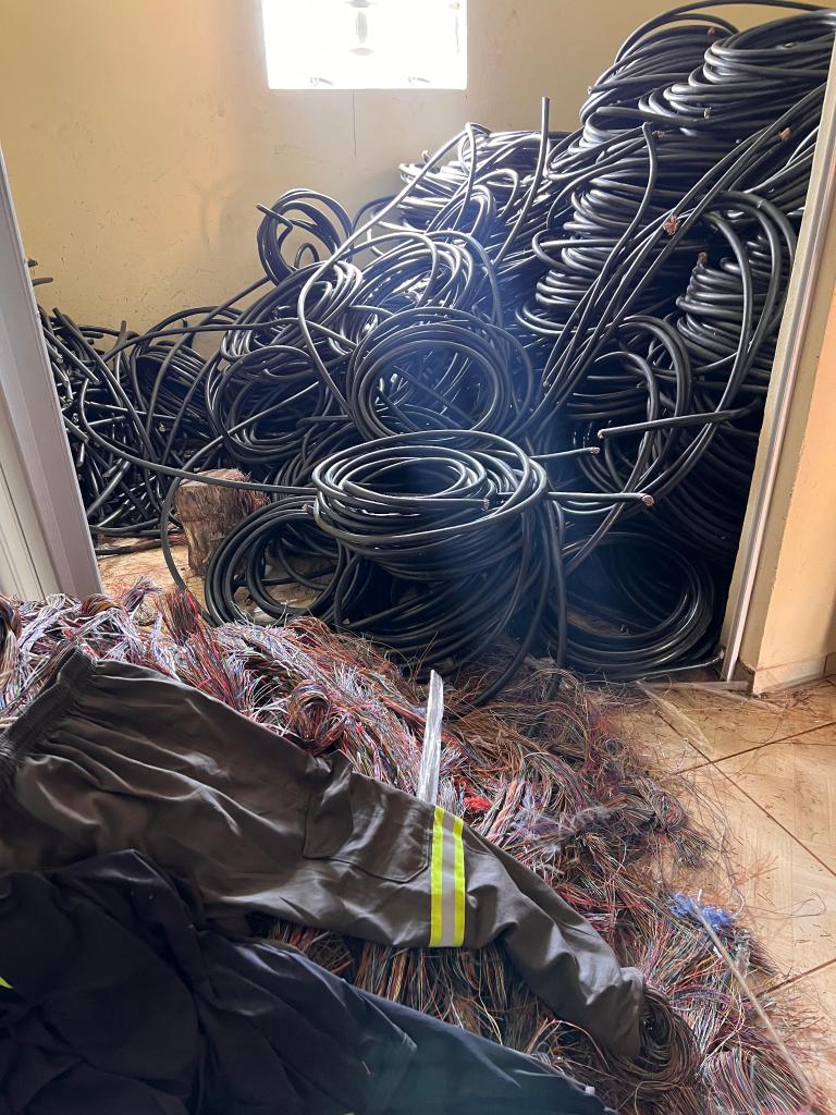 Polícia Militar desarticula quadrilha e recupera 5,8 toneladas de fios de cobre e de fibra óptica furtados