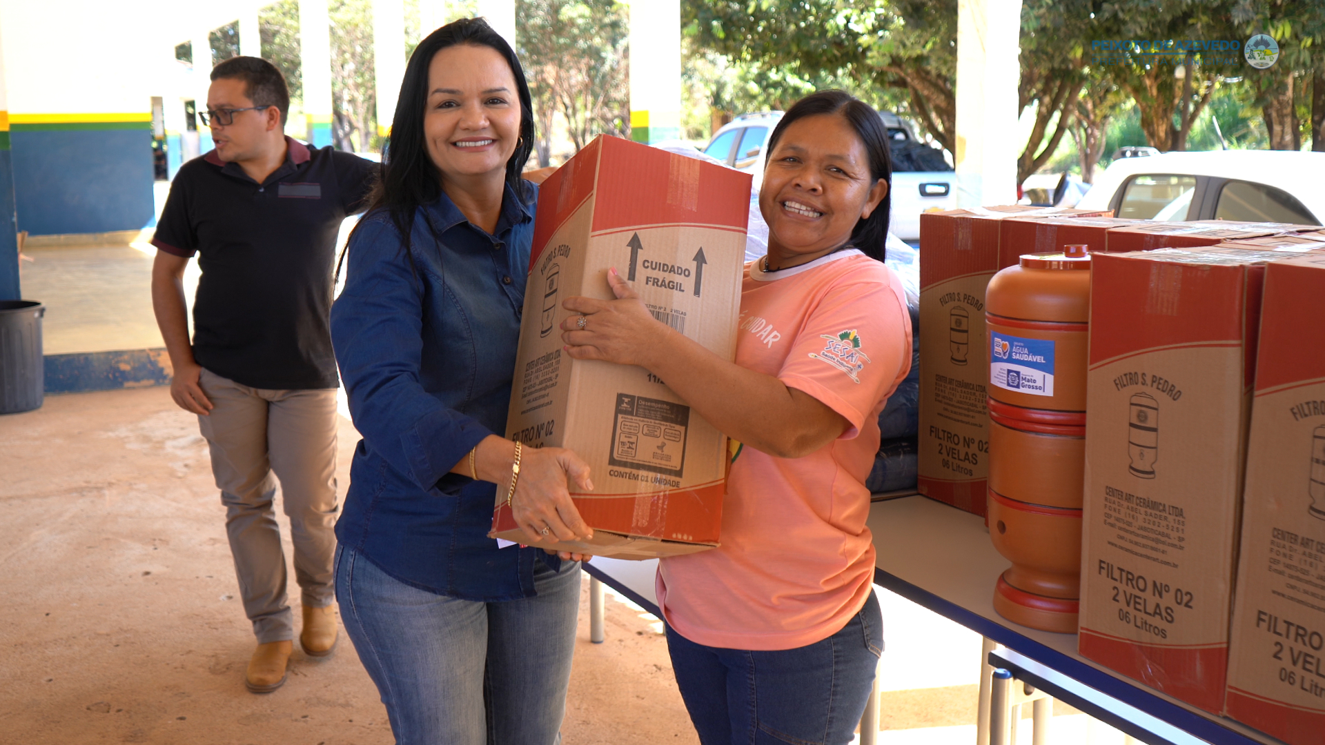 PRIMEIRA-DAMA DE PEIXOTO REALIZA ENTREGA DE COBERTORES E FILTROS D’AGUA