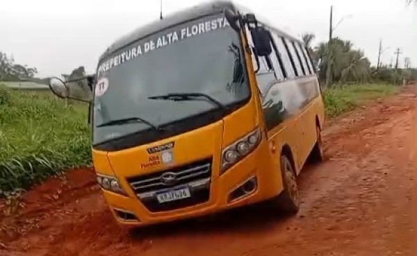 Moradora denuncia abandono do bairro após atolamento de ônibus escolar em Alta Floresta