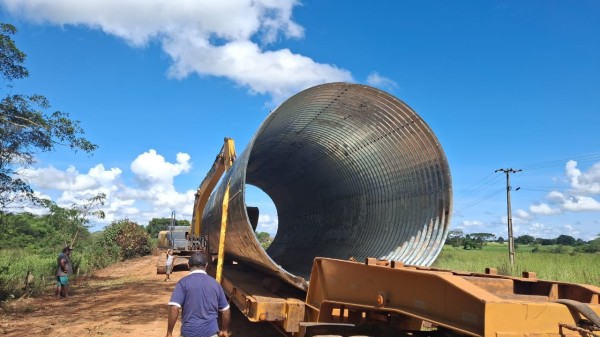 Prefeitura de Colíder está substituindo ponte de madeira na estrada Saltinho por tubos metálicos