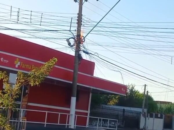 Colíder: fios elétricos pegam fogo e derrubam cabo telefônico que atinge mulher em moto
