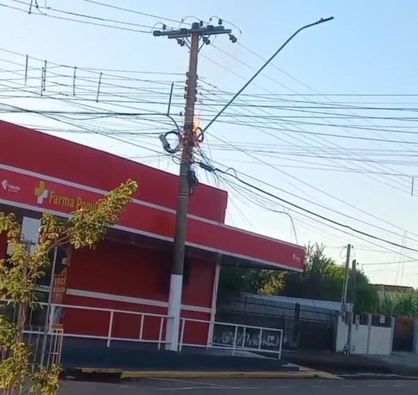 Colíder: fios elétricos pegam fogo e derrubam cabo telefônico que atinge mulher em moto