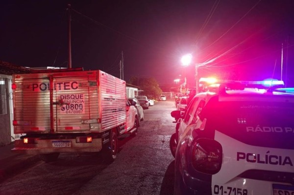 Policial mata a esposa a tiros e foge com os filhos