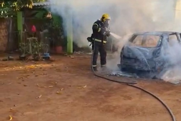 Inconformado com separação, homem ateia fogo no carro da ex-mulher