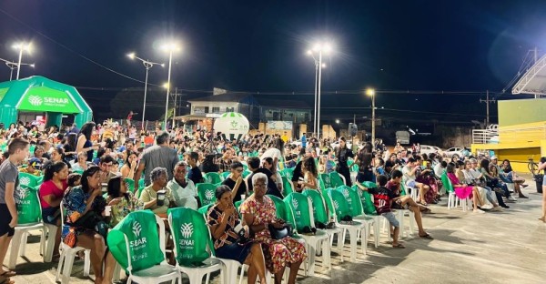 Cine Senar é realizado na praça de Colíder e reúne centenas de pessoas