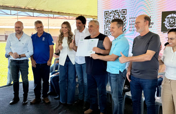 Governador entrega escrituras de mais de 80 imóveis em Mato Grosso