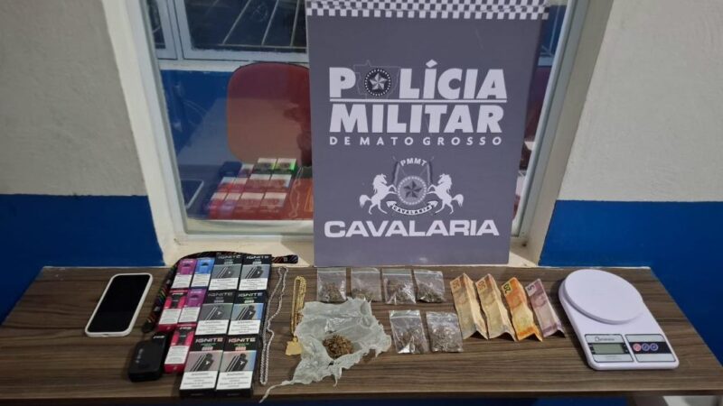 Cavalaria da PM prende homem por tráfico de drogas, apreende maconha e cigarros eletrônicos