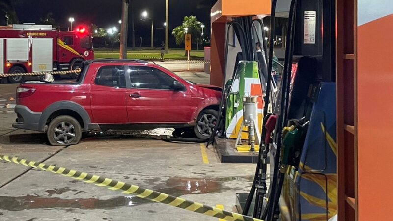 Corpo de Bombeiros socorre condutora de veículo que colidiu com bomba de combustível em Lucas do Rio Verde