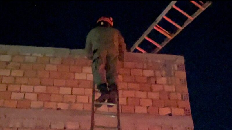 Bombeiros resgata Trabalhador ficou preso em telhado de obra.