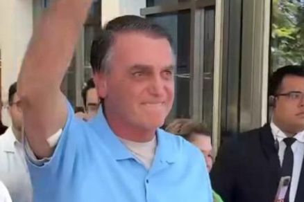 Bolsonaro recebe alta e deixa hospital três semanas após cirurgia