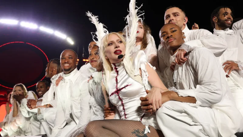 Show histórico de Lady Gaga junta mais de 2 milhões; veja as imagens
