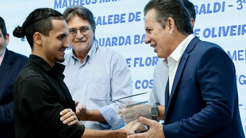 Governador homenageia estudantes destaques no Enem e no mundial de robótica