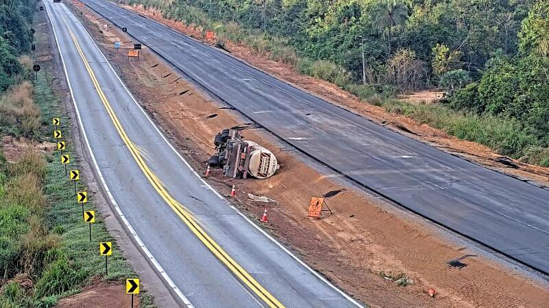 Carreta carregada com etanol tomba entre Nova Mutum e Diamantino; pista foi interditada