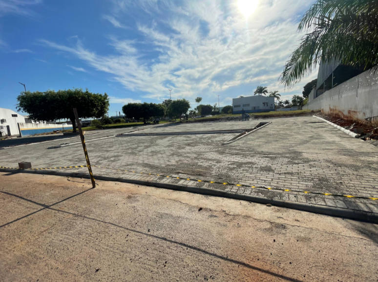 Obras do novo estacionamento em frente ao Hospital Municipal de Matupá seguem em ritmo acelerado e já estão nos últimos ajustes para a entrega à população!