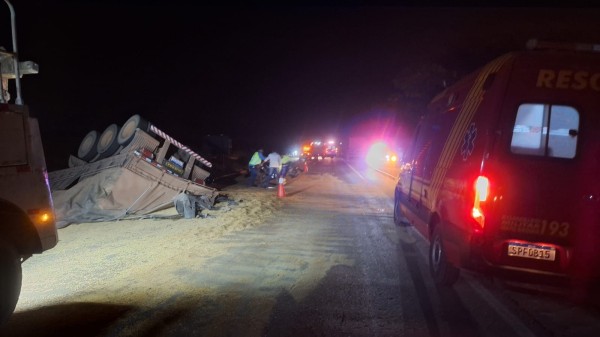 Bombeiros socorrem homem que bateu moto em caminhão tombado na BR-163