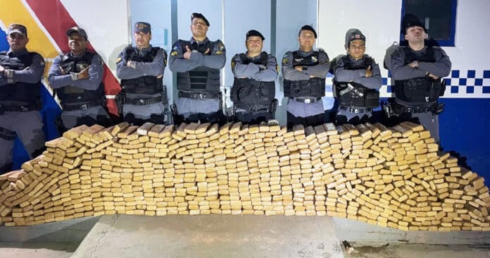 Caminhonete capota e policiais encontram mais de 800 quilos de maconha em Mato Grosso