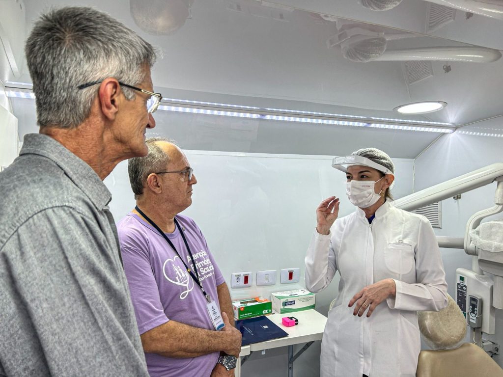 Prefeito Chico Gamba acompanha atendimento da unidade móvel do Hospital do Câncer de Mato Grosso