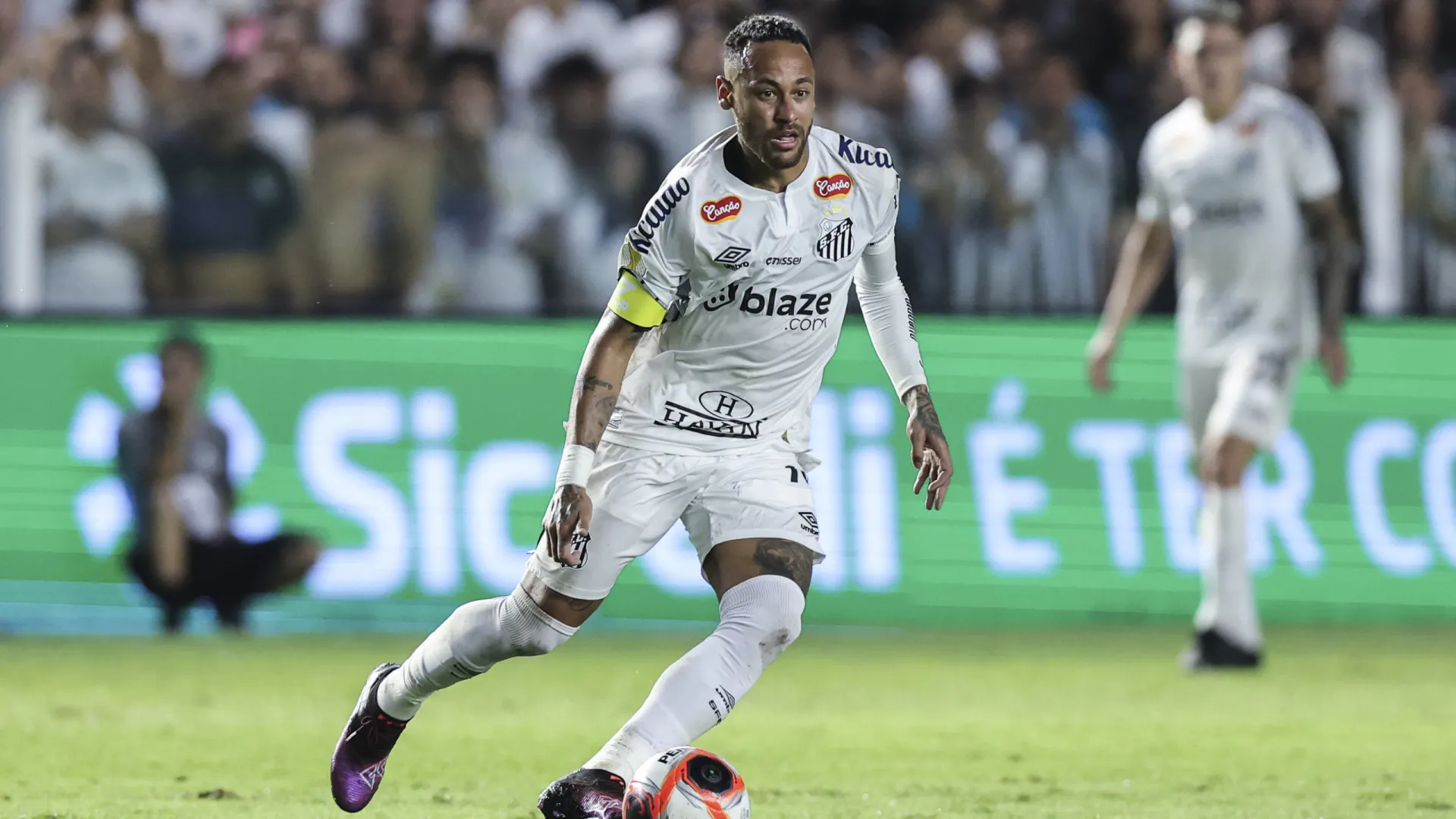 Neymar renova contrato com o Santos até o fim do ano
